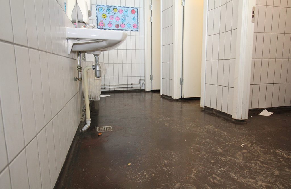 Toiletgulv skole før