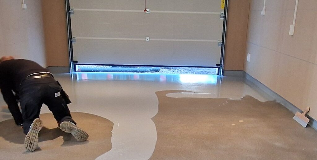 epoxy lægges ud i garage