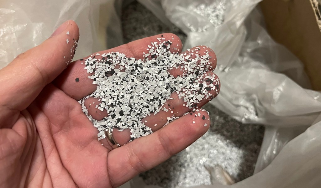 Epoxy flakes