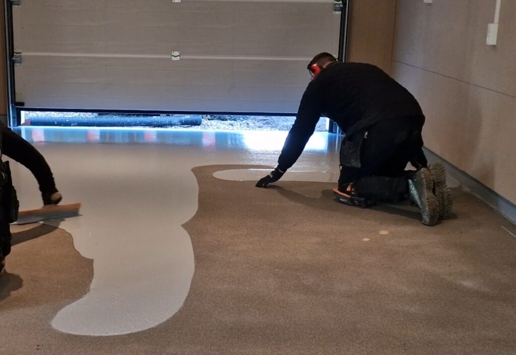 Epoxy lægges i en garage