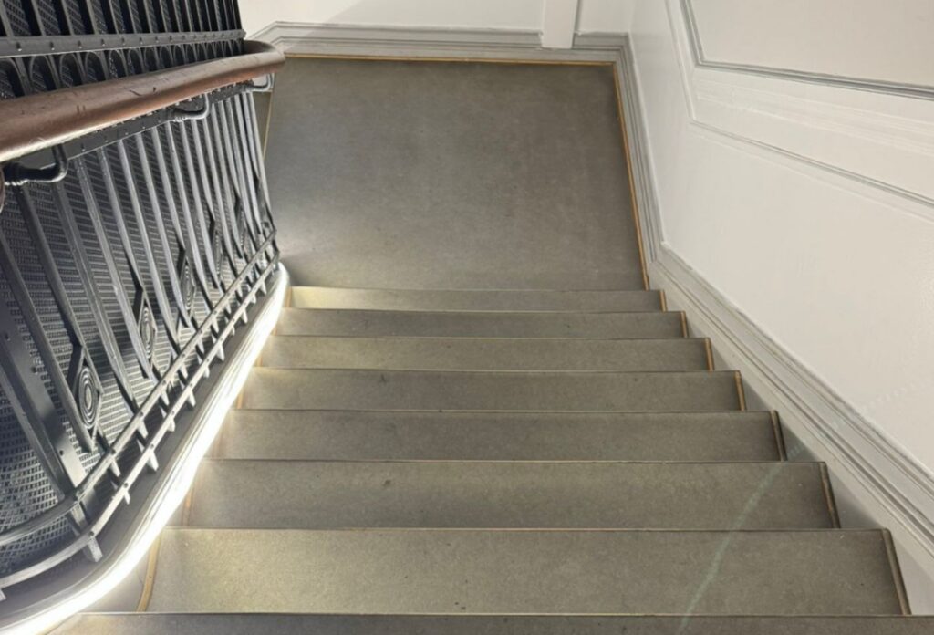 PUR på linoleum i trappeopgang