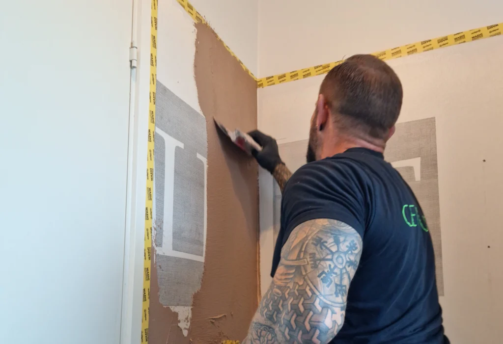 renovering af badeværelsesgulv i microcement gør det selv (1)