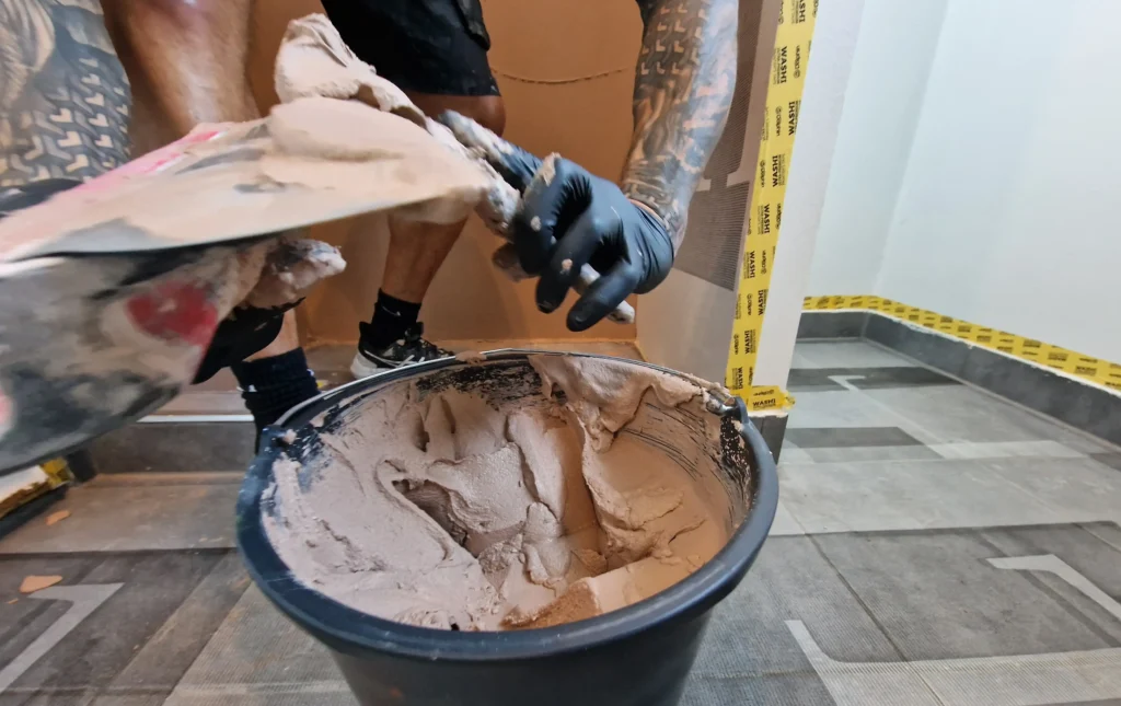 renovering af badeværelsesgulv i microcement gør det selv (2)