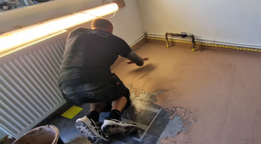 renovering af badeværelsesgulv i microcement gør det selv gulv