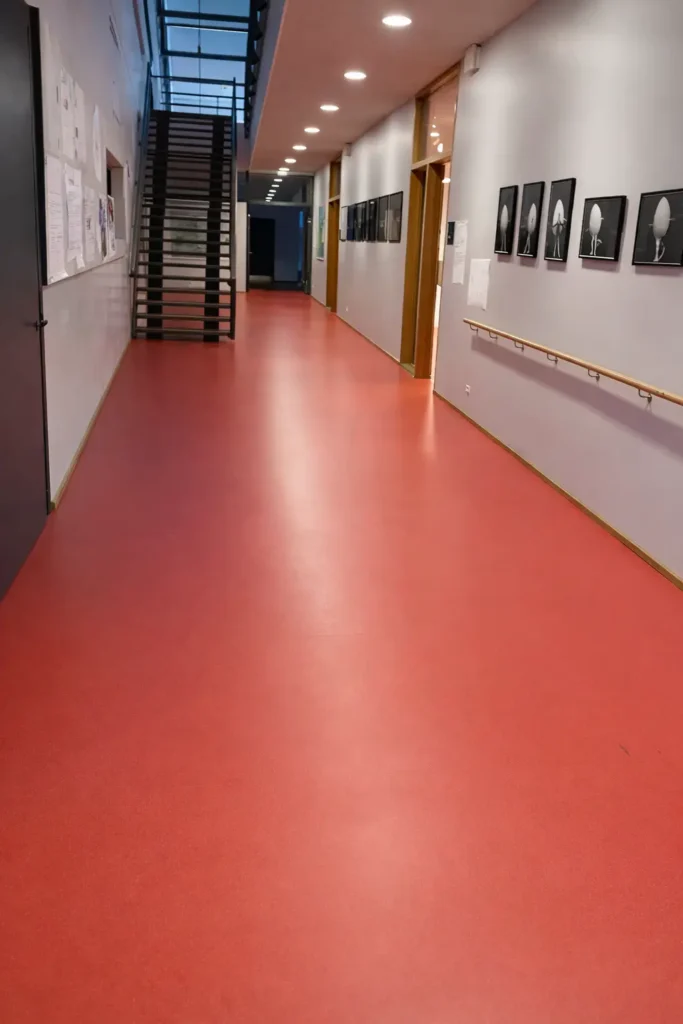 rød linoleum gulv
