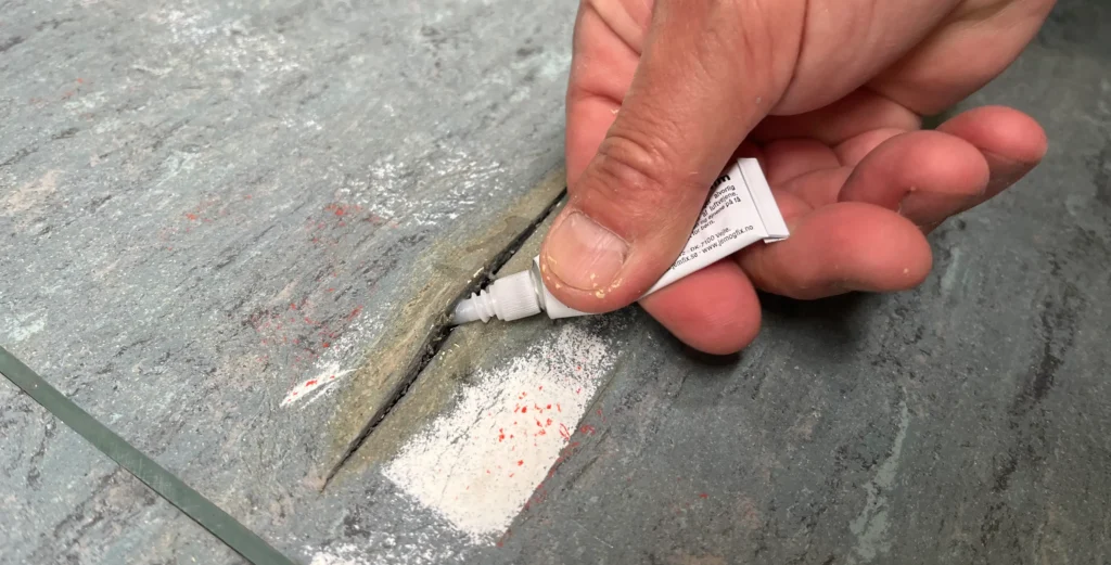 Lokal reparation af beskadiget sportsgulv som del af forarbejdet før gulvrenovering