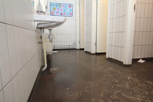 Toiletgulv skole før
